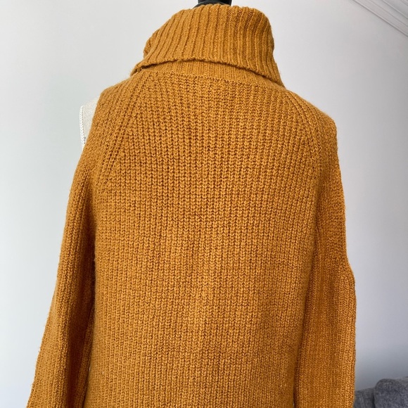 Turtle neck shoulder cut out sweater - Picture 7 of 7